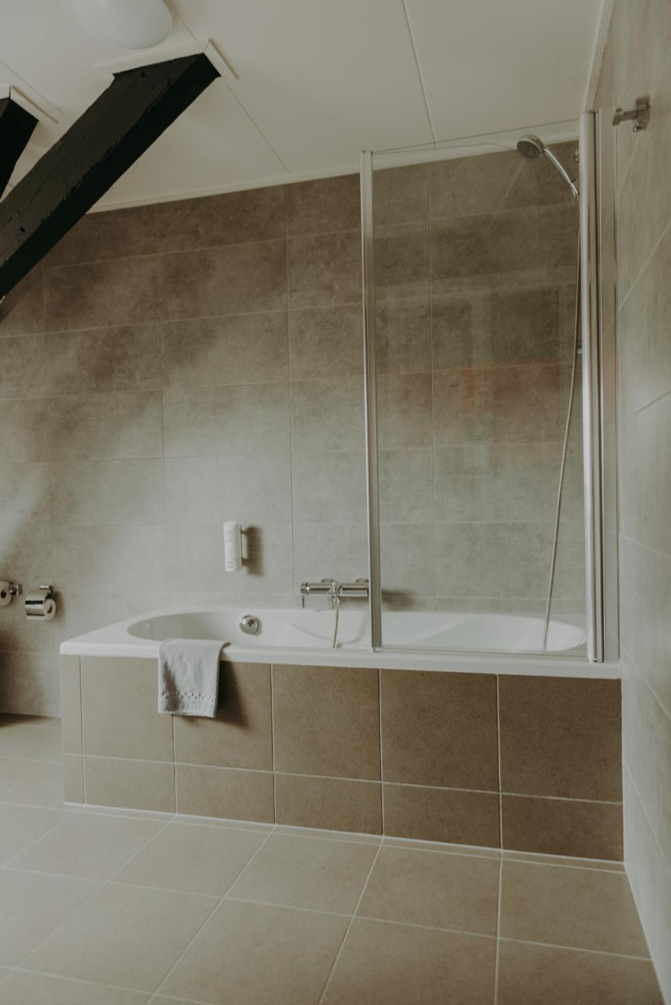スライス Ouwe Schuure Bed & Breakfast エクステリア 写真
